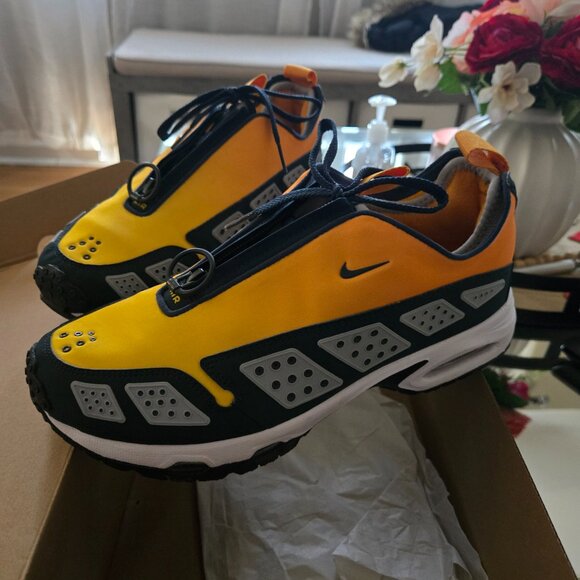 Women\'s nike air max sndr size 10.5 (9 men)